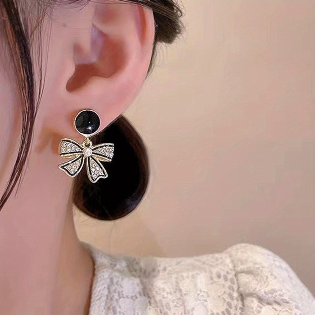 Elegantni uhani iz zlitine s pentljico