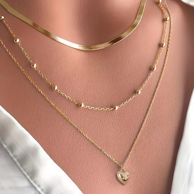 Elegantna triplastna ogrlica v srebrni barvi