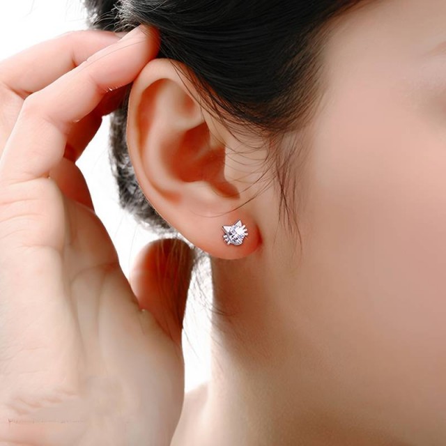 Uhančki mucka srebrne barve