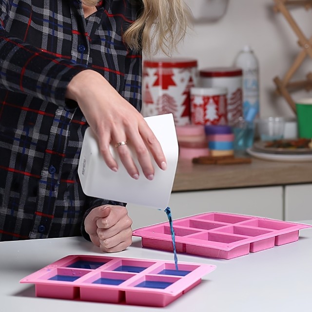 Pravokotni silikonski model za mila v roza barvi 