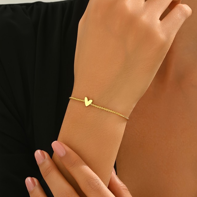 Preprosta zlata zapestnica s srcem