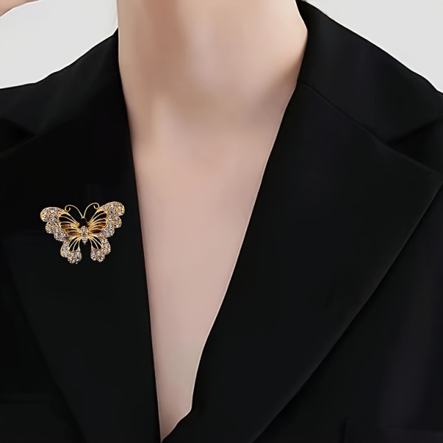 Elegantna črnozlata broška v obliki metulja