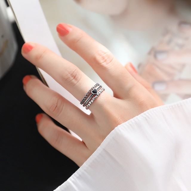 Odprt vintage prstan s srcem v srebrni barvi 