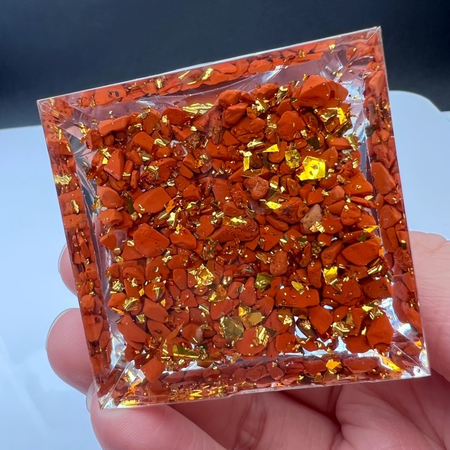 Orgonitna piramida z rdečim jasperjem 5cm