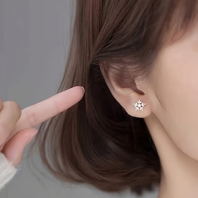 Majhni prisrčni uhani v obliki snežinke