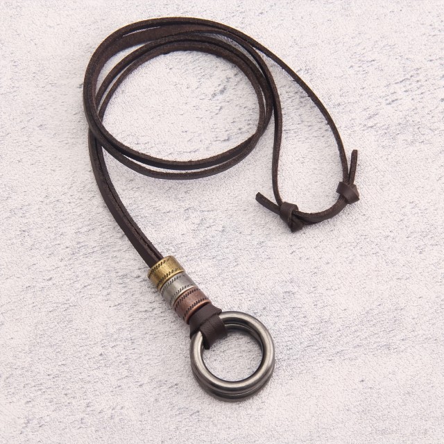 Moška usnjena ogrlica z obeskom v obliki obroča