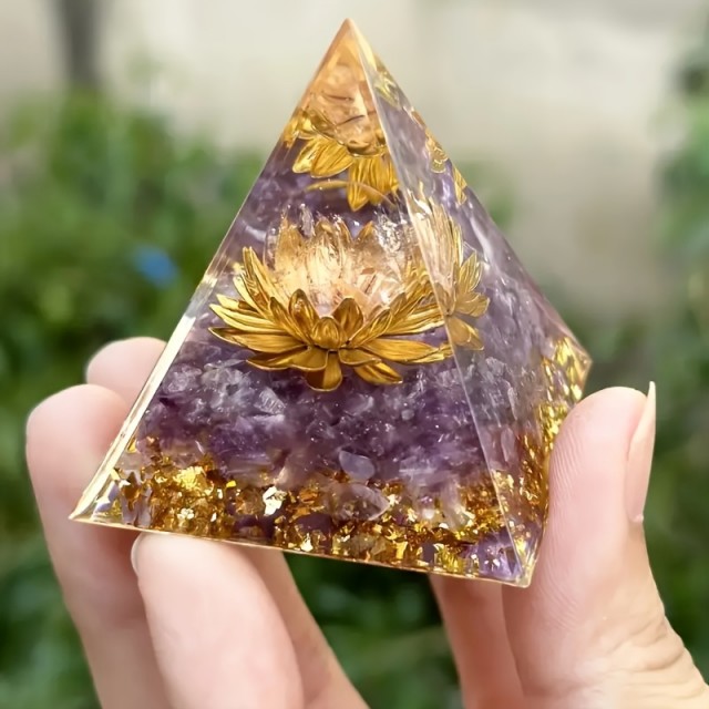  Piramida iz orgonita z ametistom 