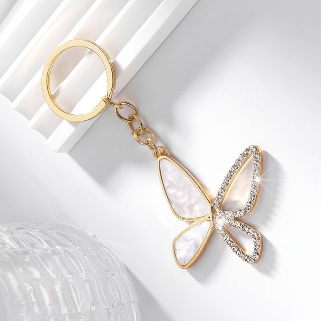 Elegantni obesek za ključe v zlati barvi z metuljem