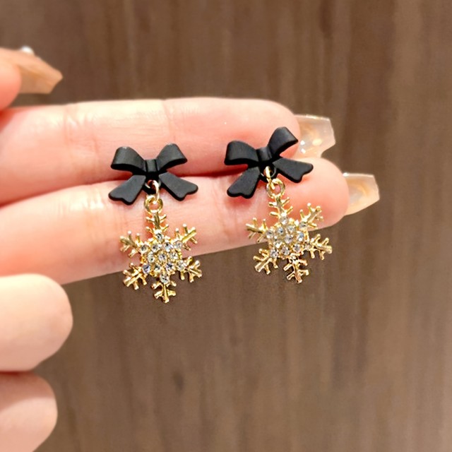 Praznični uhani s črno pentljo in snežinkami