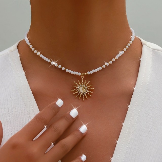 Elegantna poletna ogrlica z obeskom sonca v zlati barvi