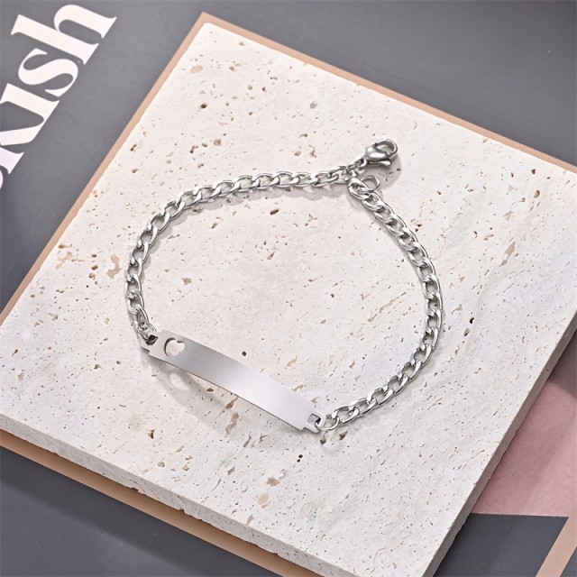 Personalizirana zapestnica z izrezanim srcem in gravuro po želji