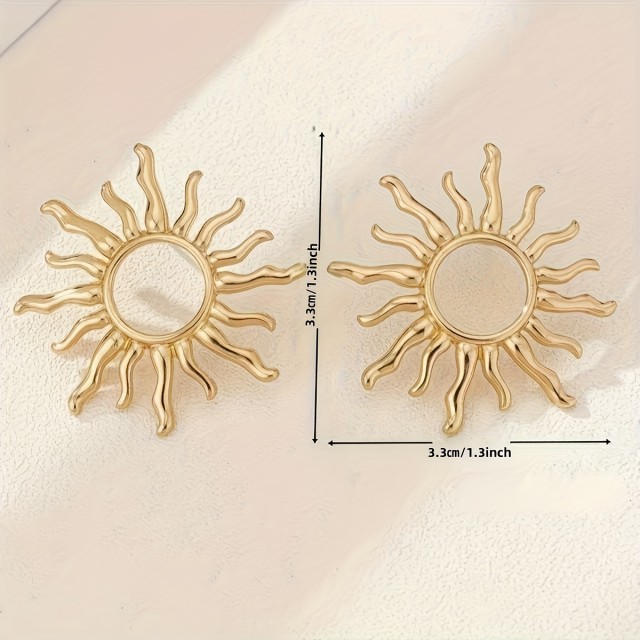 Prefinjeni zlati uhani v obliki sonca 