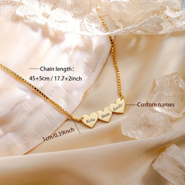 Unikatna personalizirana ogrlica s tremi srci in gravuro po želji