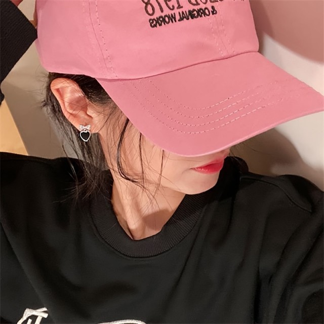 Prisrčni uhani v črni barvi s srcem