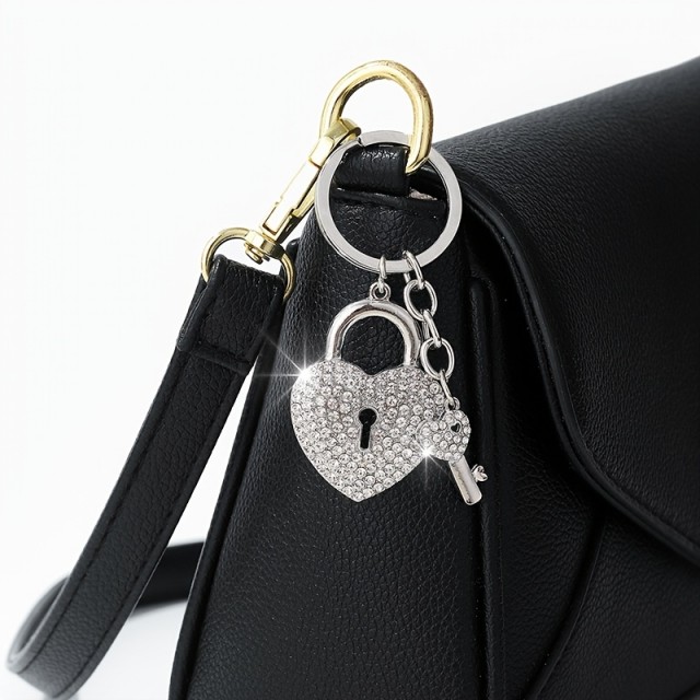 Obesek za ključe in torbico v obliki srca