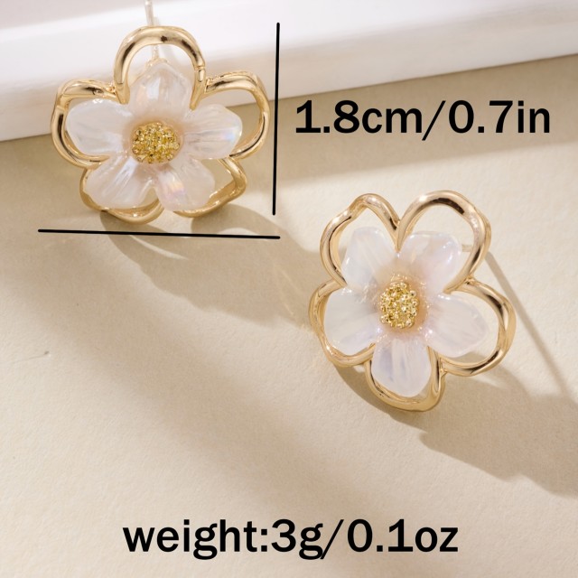 Elegantni zlato-beli uhani v obliki cveta