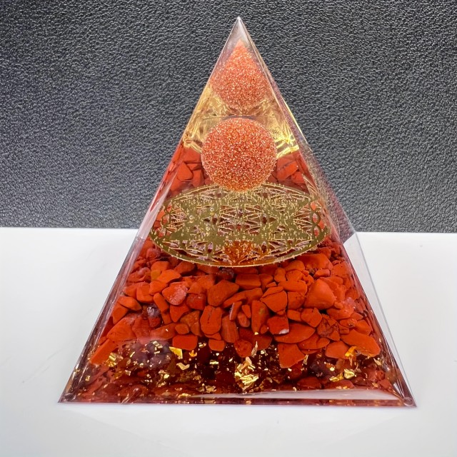 Orgonitna piramida z rdečim jasperjem 5cm