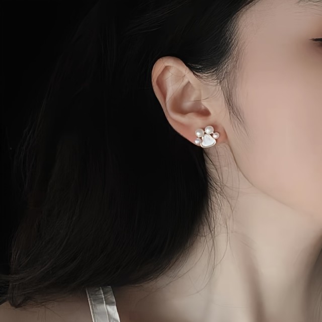 Prikupni vtični uhani s tačko 