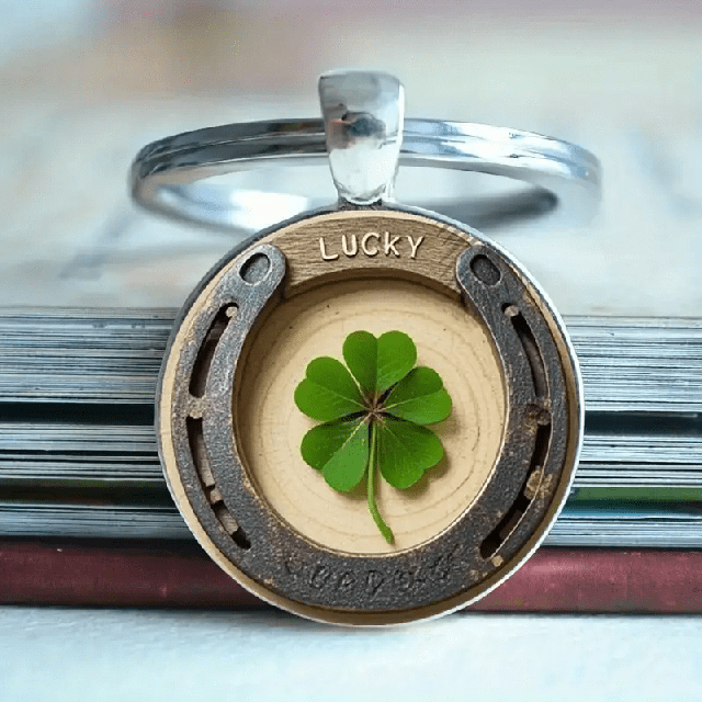 Obesek za srečo z deteljico in podkvijo