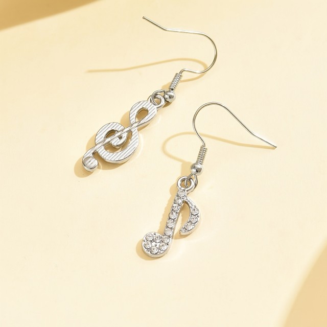 Viseči uhani z noto srebrne barve