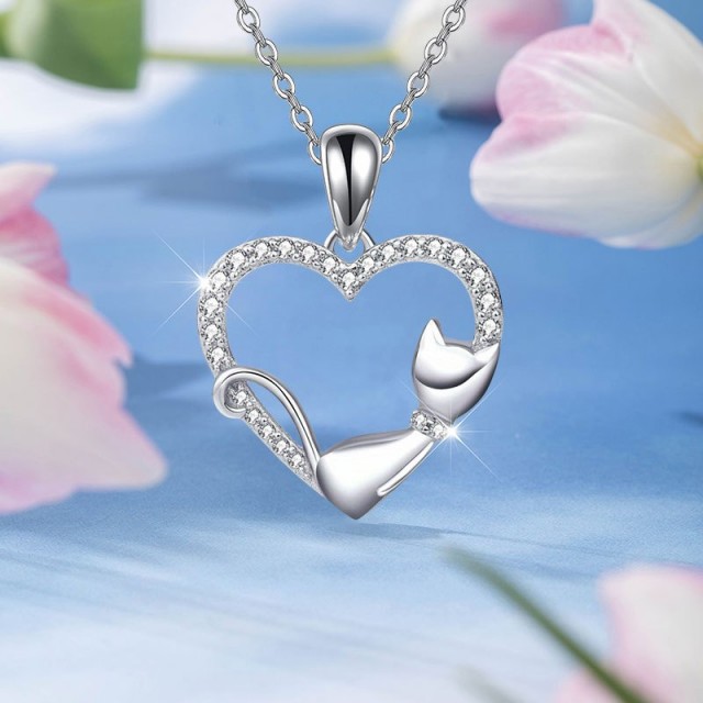 Elegantna ogrlica z mucko v srcu