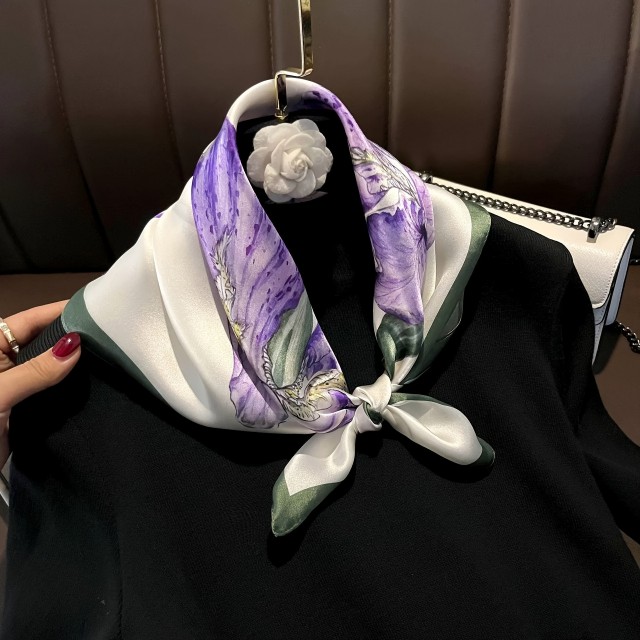 Čudovita elegantna ruta v vijola barvi z lilijami