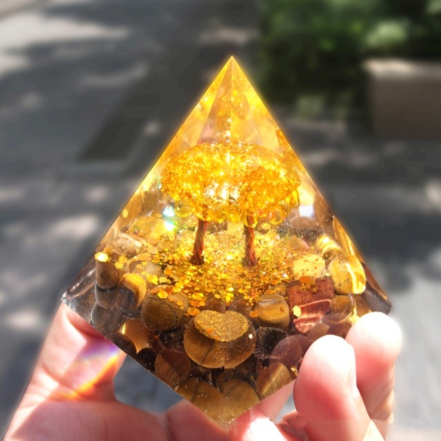 Orgonitna piramida s tigrovim očesom 5cm