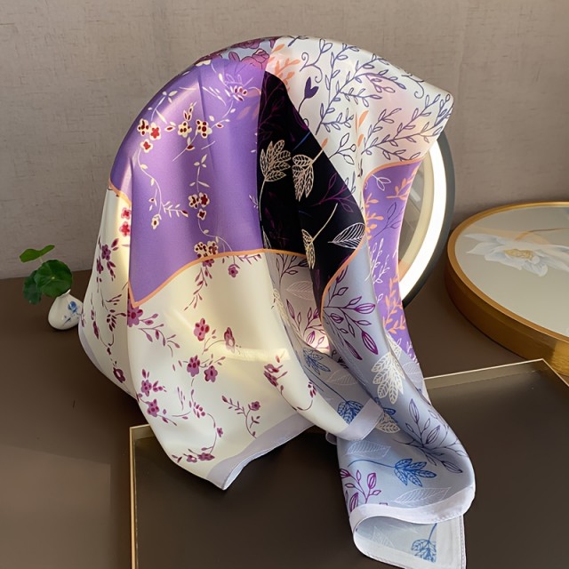 Elegantna ženska ruta v vijola barvi s cvetličnimi motivi