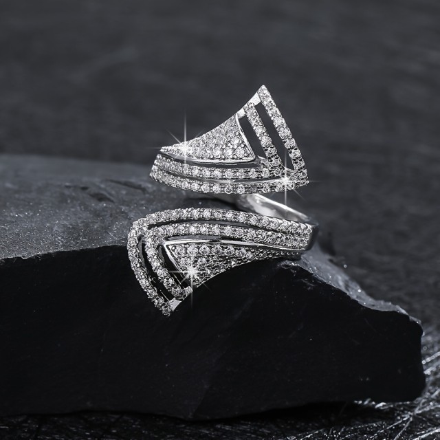 Elegantni nastavljiv prstan z okrasnimi kamni 