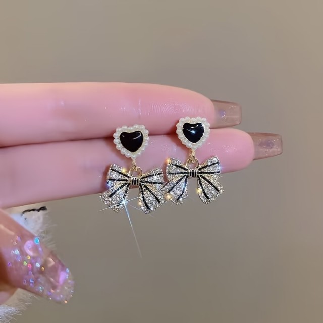 Prisrčni uhani v črno-zlati kombinaciji srce s pentljo