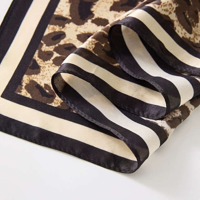 Elegantna ženska kvadratna ruta z leopardjim potiskom