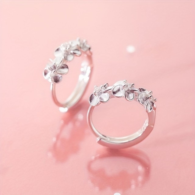 Elegantni uhani s cvetjem srebrne barve