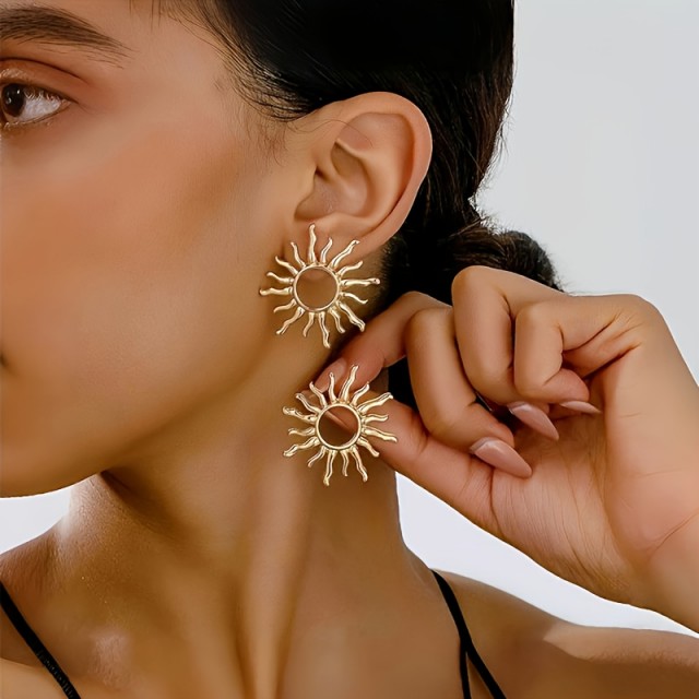 Prefinjeni zlati uhani v obliki sonca 