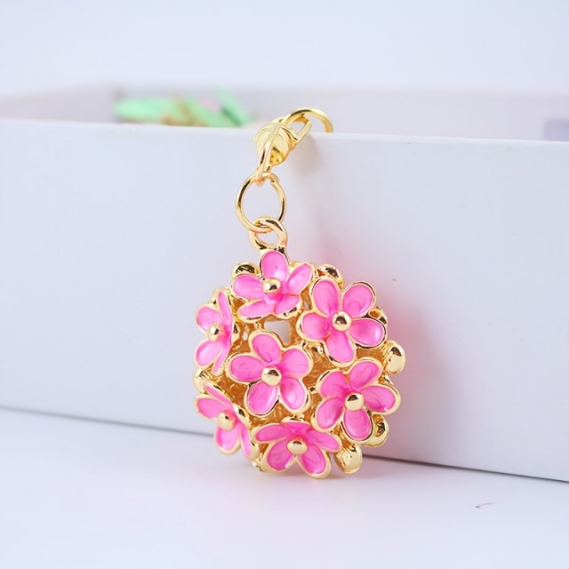 Prelep obesek za ključe s šopkom rožic več barv 