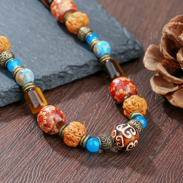 Moška etno ogrlica s pisanimi kamnitimi kroglicami