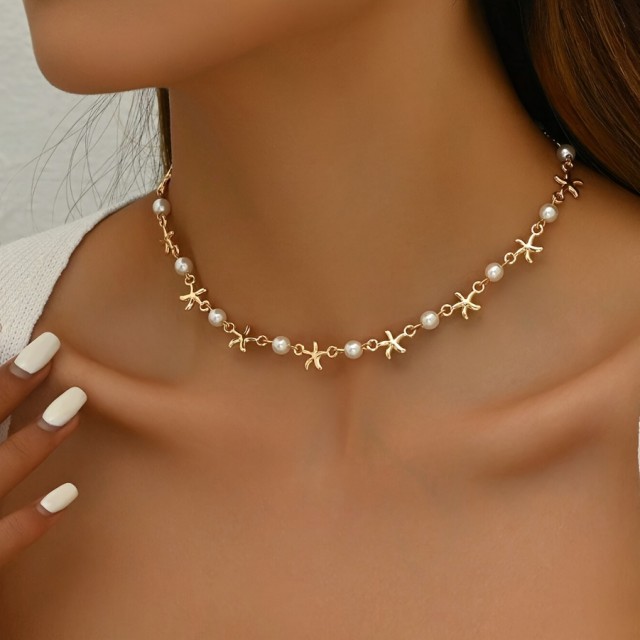 Krajša poletna ogrlica s perlicami in školjkami v zlati barvi 