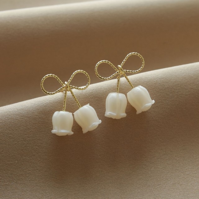 Prelepi kovinski uhani s tulipani in pentljo