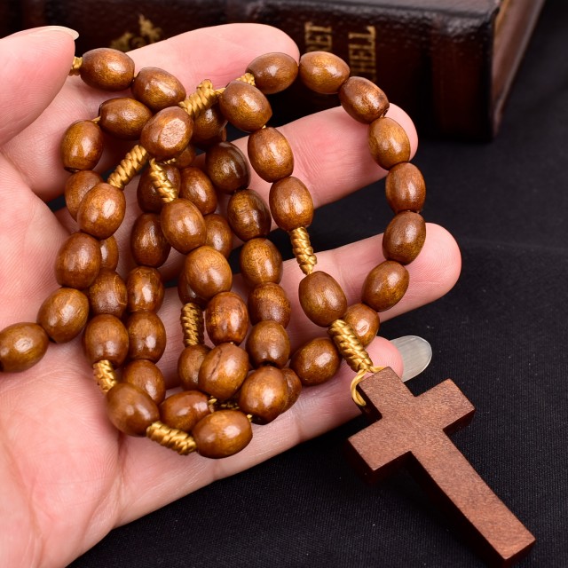 Lesena verska ogrlica rožni venec v svetlo rjavi barvi