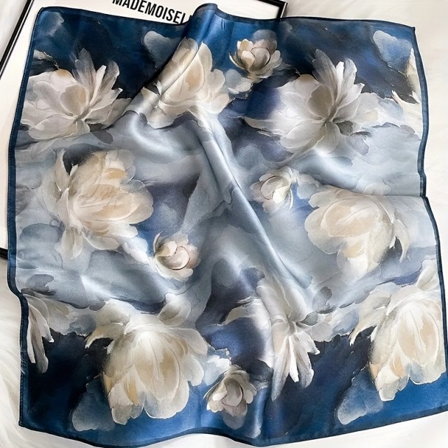 Elegantna ženska kvadratna ruta v modri barvi s cvetjem