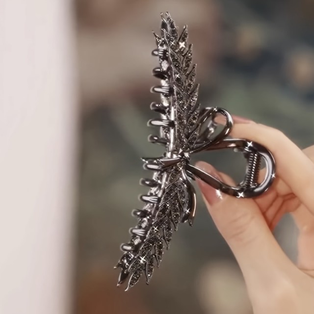 Sponka za lase v črni barvi z okrasnimi kamenčki