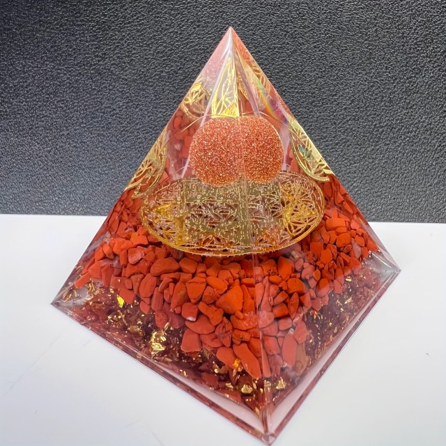 Orgonitna piramida z rdečim jasperjem 5cm