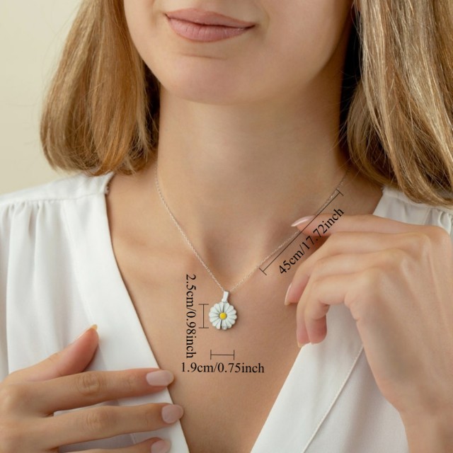 Personalizirana ženska ogrlica z marjetico in gravuro po želji