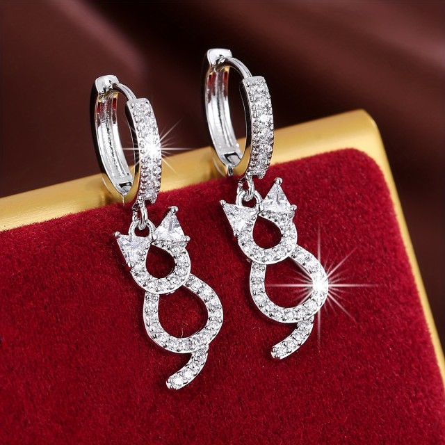 Uhani z bleščečimi cirkoni v obliki mucke