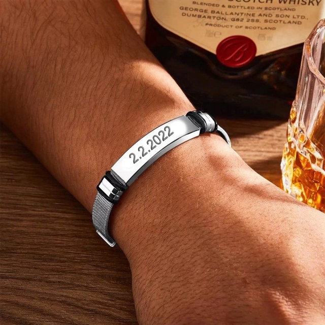 Personalizirana moška zapestnica v srebrni ali črni barvi