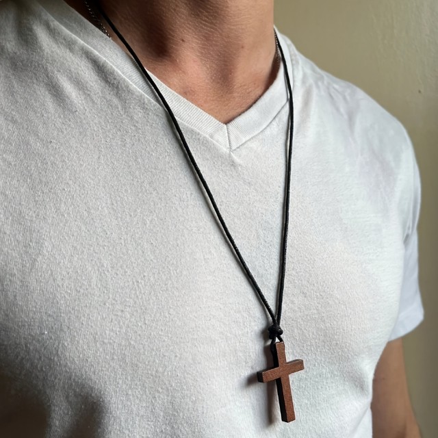 Moška klasična lesena ogrlica s križem