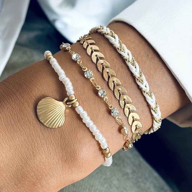 Komplet 4 modnih zapestnic z zlato školjko