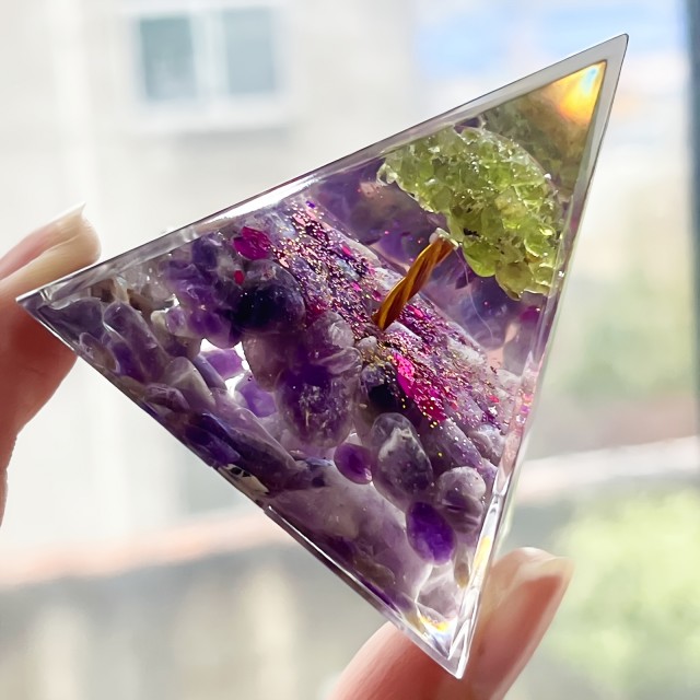 Orgonitna piramida z naravnima kristaloma Peridot & Ametist – Drevo življenja 5cm