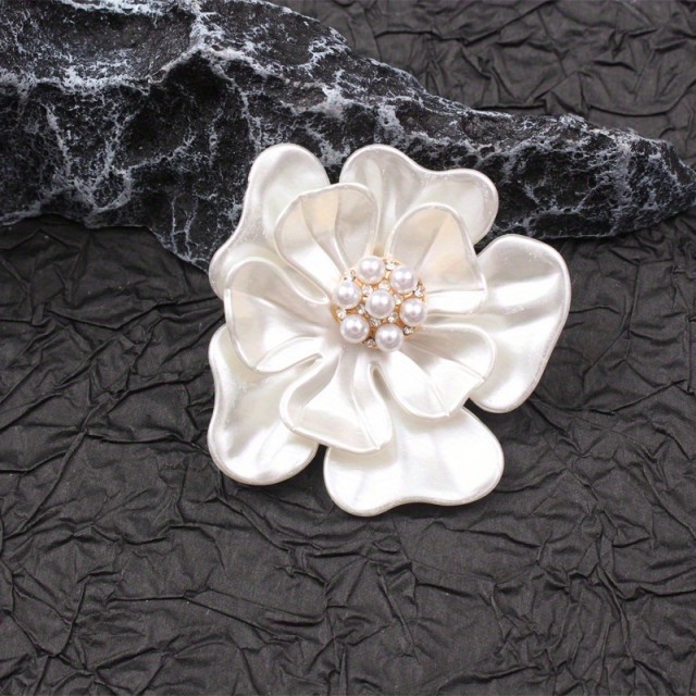 Elegantna broška v obliki bele cvetlice 