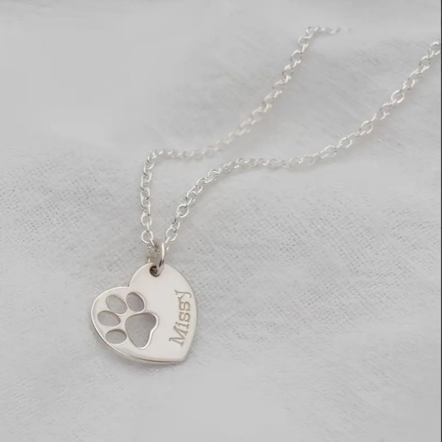 Personalizirana ogrlica z obeskom v obliki srca in tačko