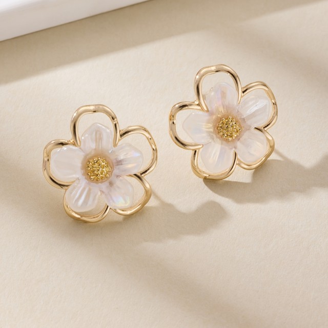 Elegantni zlato-beli uhani v obliki cveta